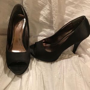 Black Cathy Jean Pumps with Peep Toe